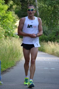 Hero-Sieger Stefan Richter vom TSV Harburg beim Zieleinlauf auf der Lauf-strecke