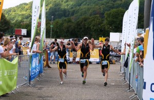 Das TSV-Trio beim Zieleinlauf in Regensburg (Alexander Jung, Maximilian Million und Daniel Treimer) Quelle: compexx Triathlon Regensburg